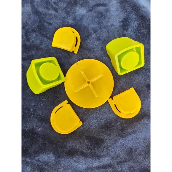 Vintage Fisher Price Little‎ Peoples Table And Chairs Yellow And Green - Picture 4 of 10